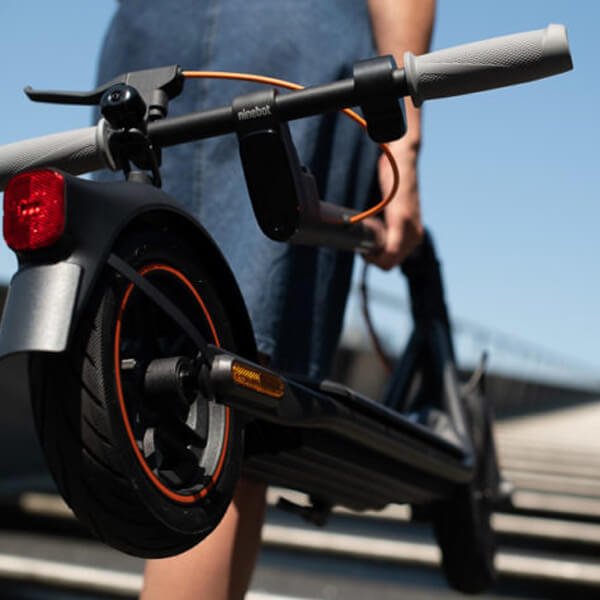 Trotineta Electrica Ninebot KickScooter powered by Segway F40E - sistem pliere