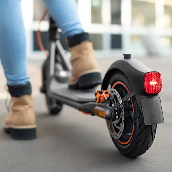 Trotineta Electrica Ninebot KickScooter powered by Segway F40E - lumini